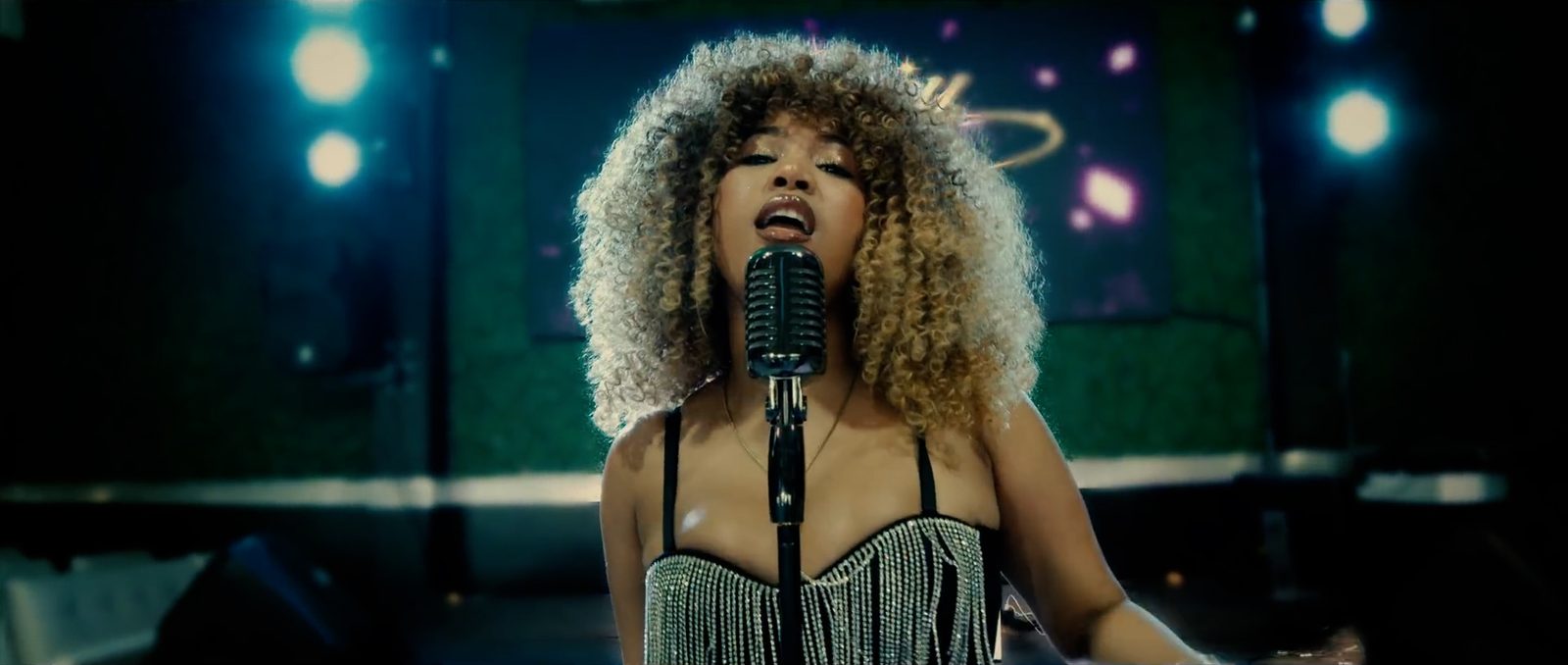 Leisy Soto cantando frente a un micrófono vintage en el estreno de su tema “PA’ EL”